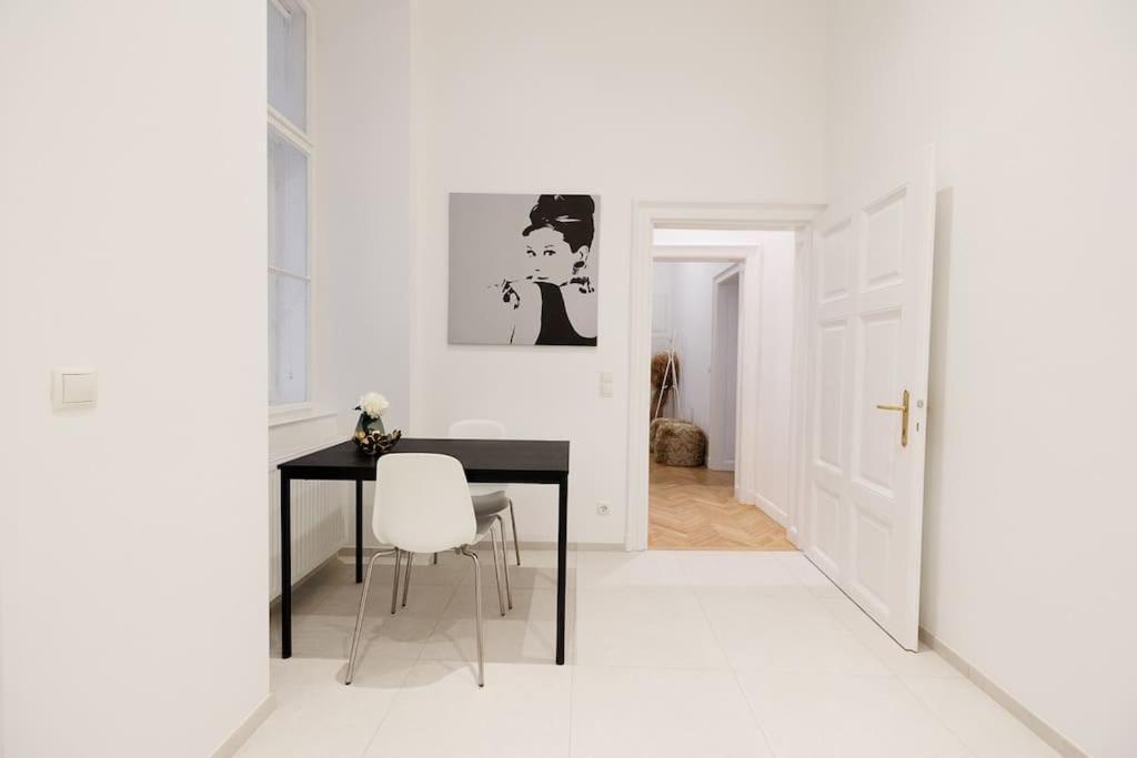 Franz 21 - Typical Viennese Apartment In The Heart Of Vienna Luaran gambar